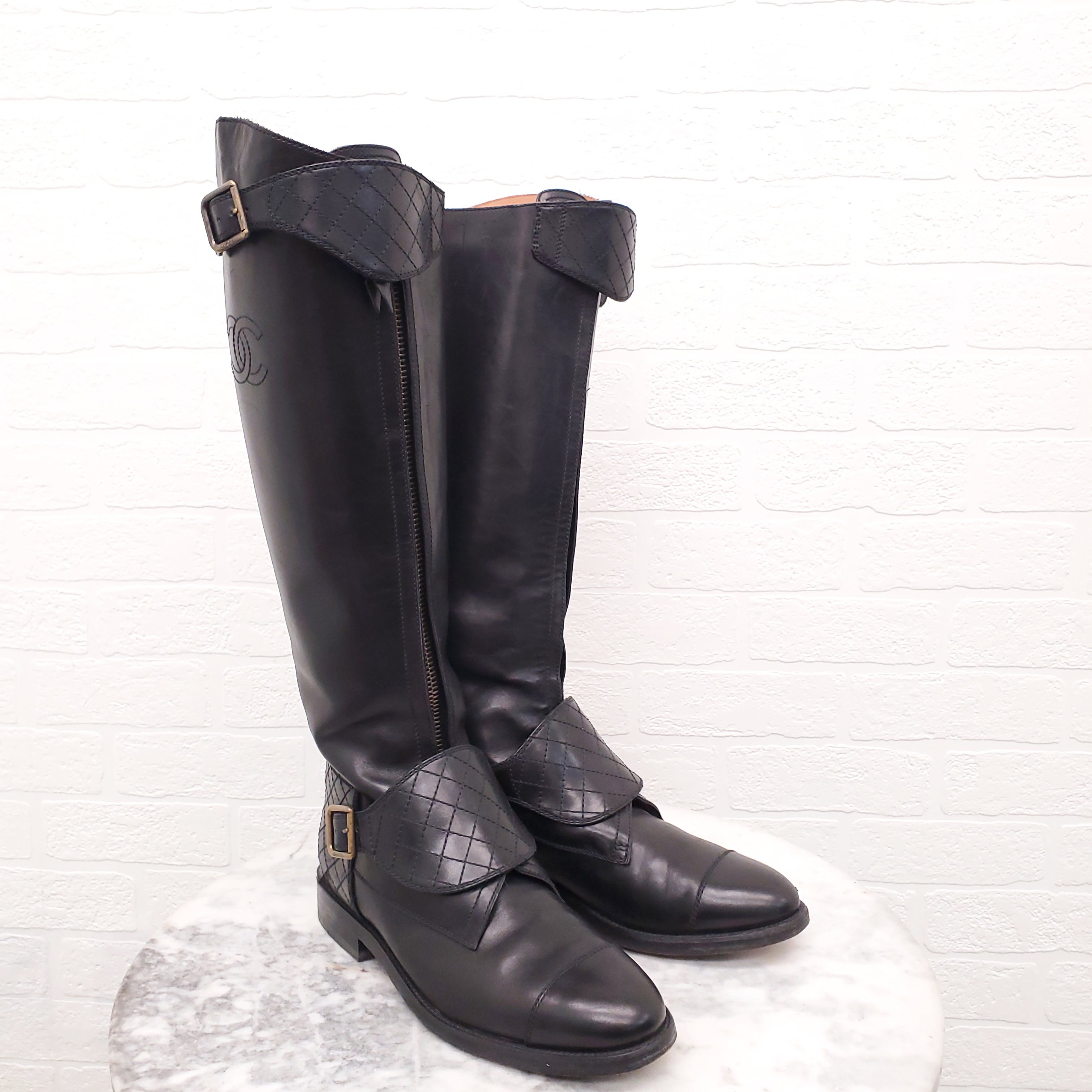 CHANEL BLACK QUILTED RIDING BOOTS WITH BUCKLES - SIZE 39.5