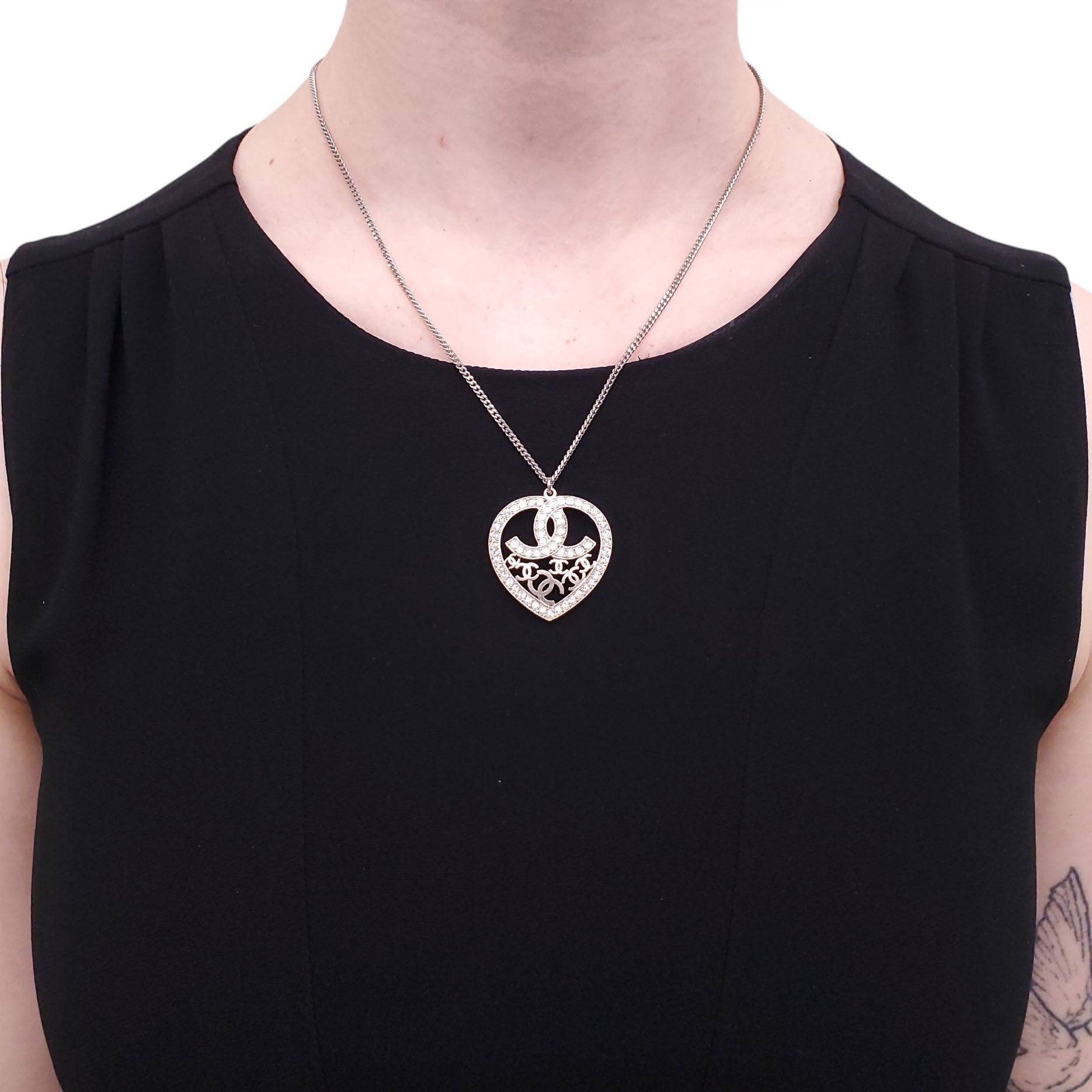CHANEL CC HEART PEARL AND CRYSTAL GOLD TONE NECKLACE