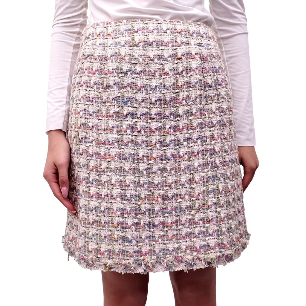 CHANEL CREAM AND MULTI-COLOURED PASTEL TWEED SKIRT WITH LOGO - SIZE 36