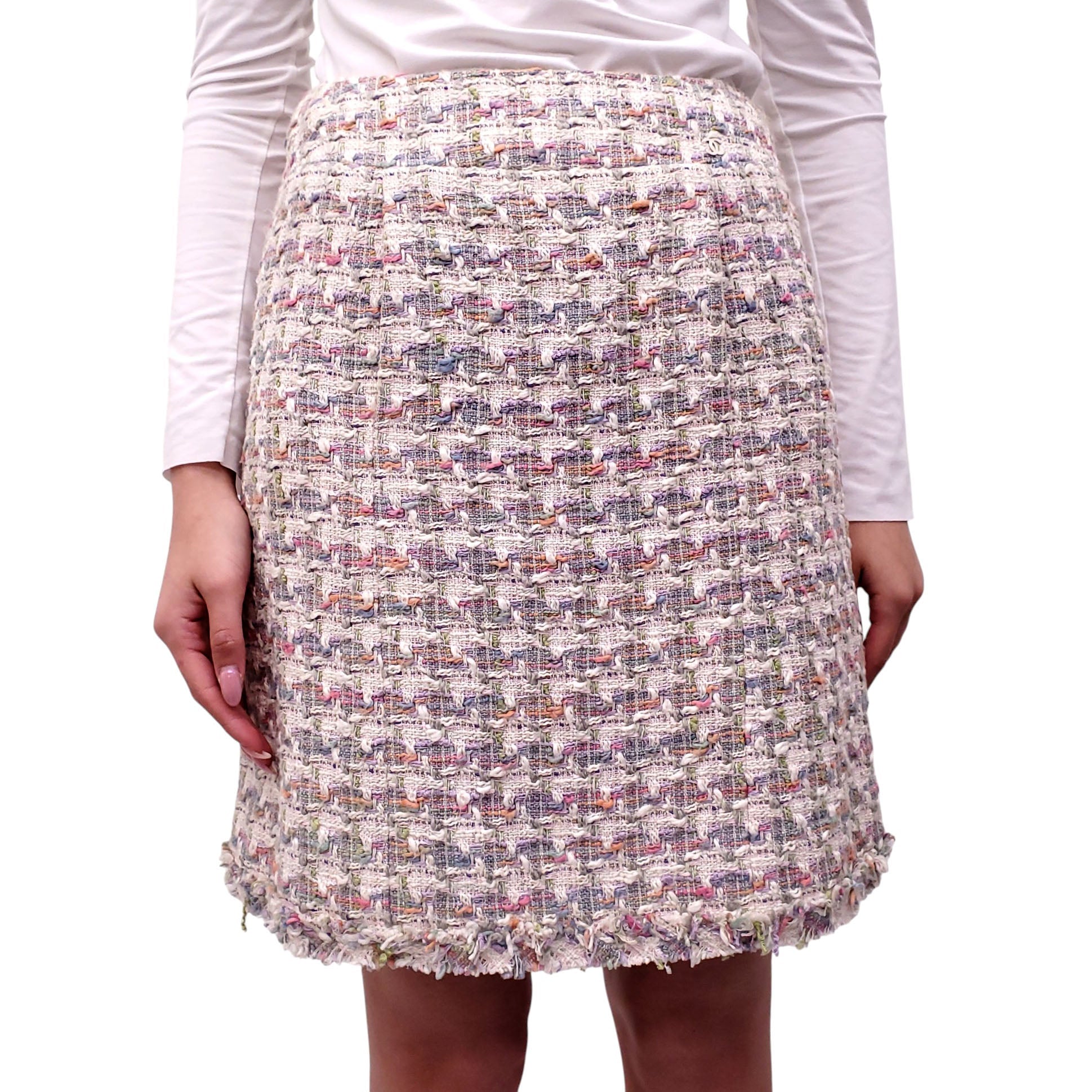 CHANEL CREAM AND MULTI-COLOURED PASTEL TWEED SKIRT WITH LOGO - SIZE 36