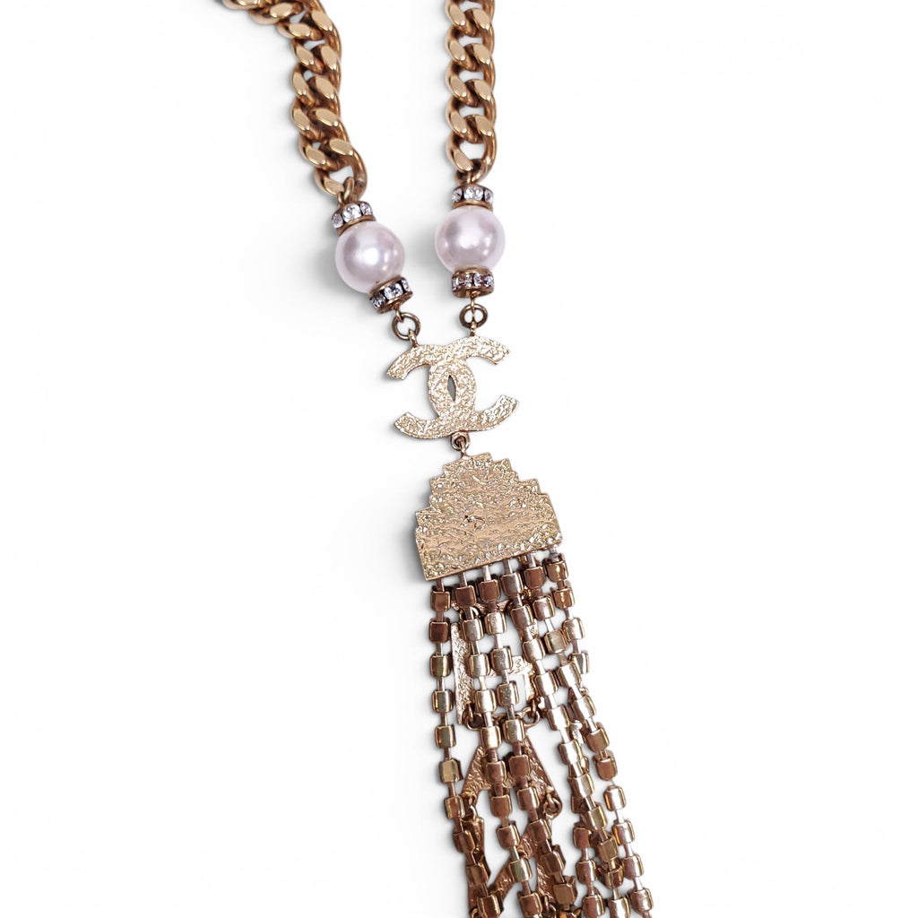 CHANEL GOLD CHAIN NECKLACE WITH DROP CRYSTALS AND LOGO