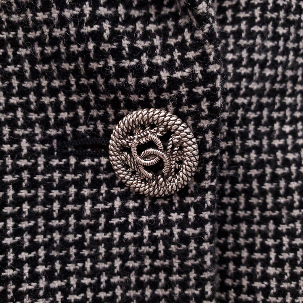CHANEL GREY TWEED BLAZER WITH CC LOGO BUTTON - SIZE 42