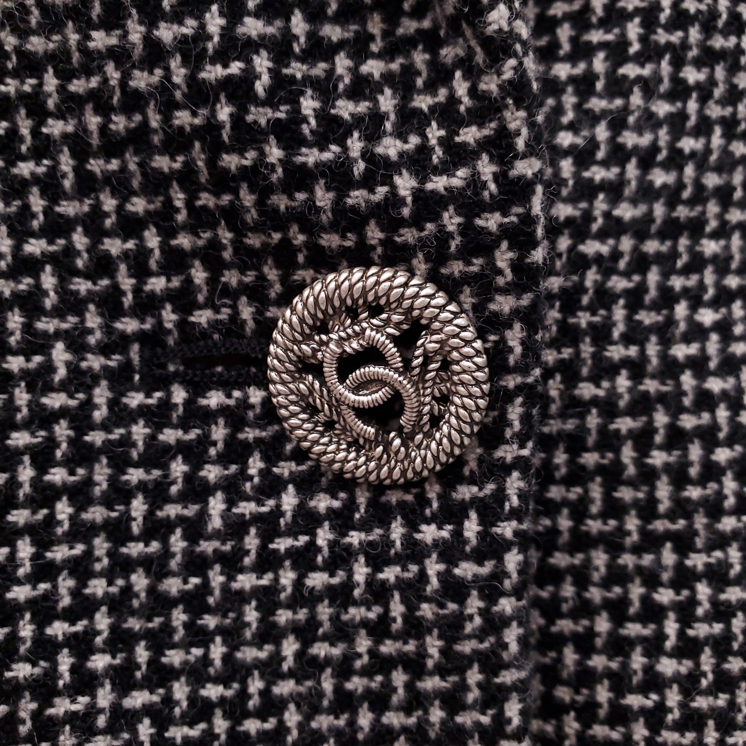 CHANEL GREY TWEED BLAZER WITH CC LOGO BUTTON - SIZE 42