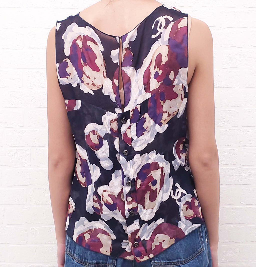 CHANEL NAVY FLORAL LOGO SILK TANK TOP WITH MATCHING CROPPED JACKET - SIZE 44 TOP/42 JACKET