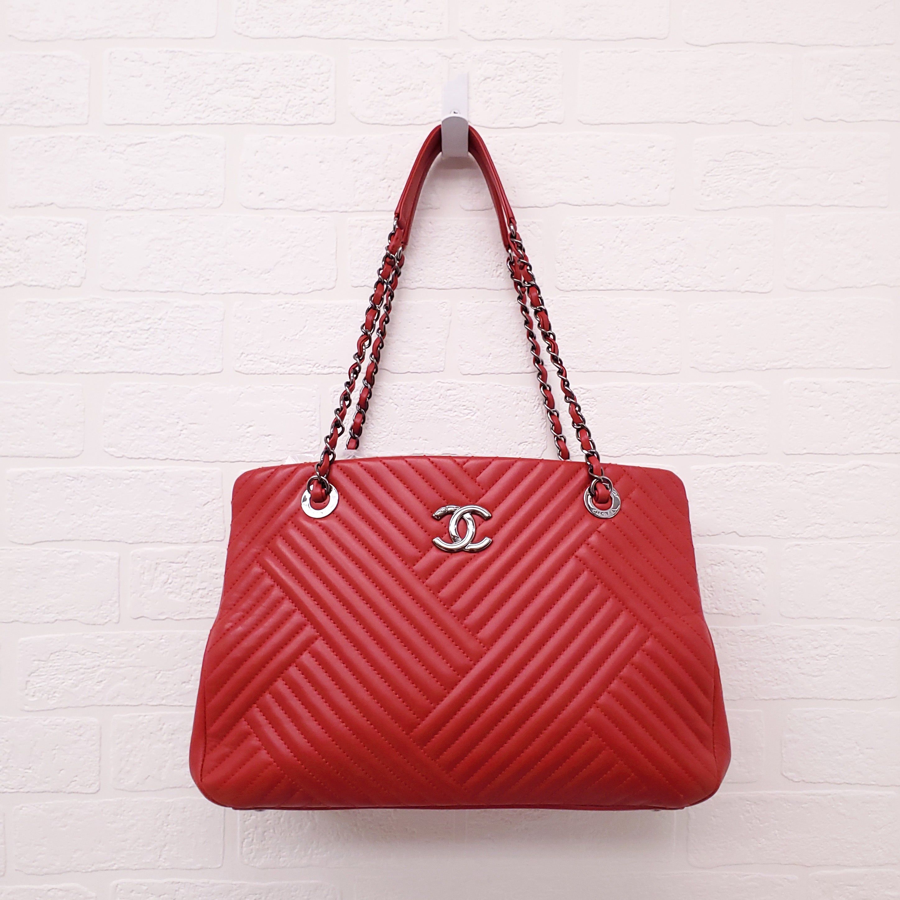 CHANEL RED LEATHER CROSSING LARGE SHOPPING TOTE