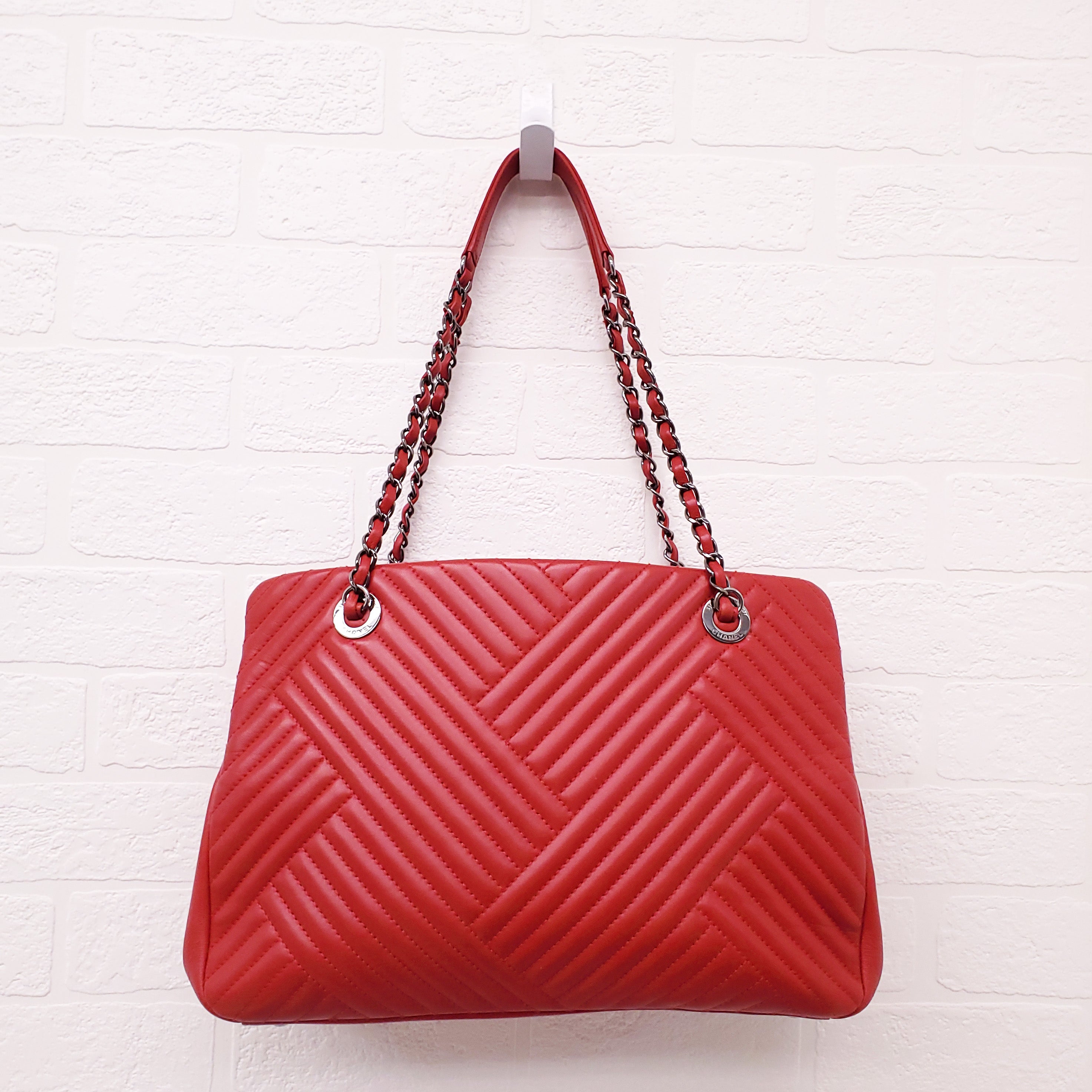 CHANEL RED LEATHER CROSSING LARGE SHOPPING TOTE