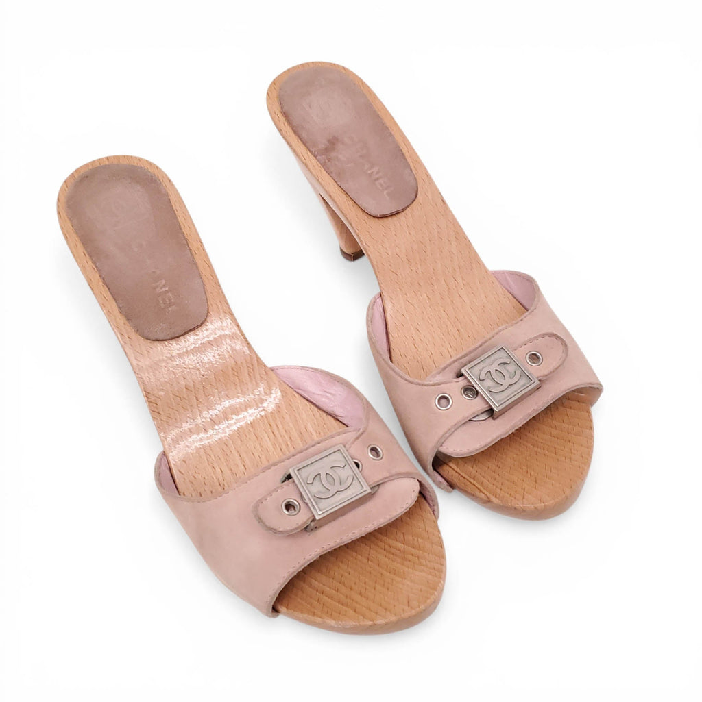 CHANEL VINTAGE PINK SUEDE WOODEN HEELS WITH LOGO BUCKLE - SIZE 39