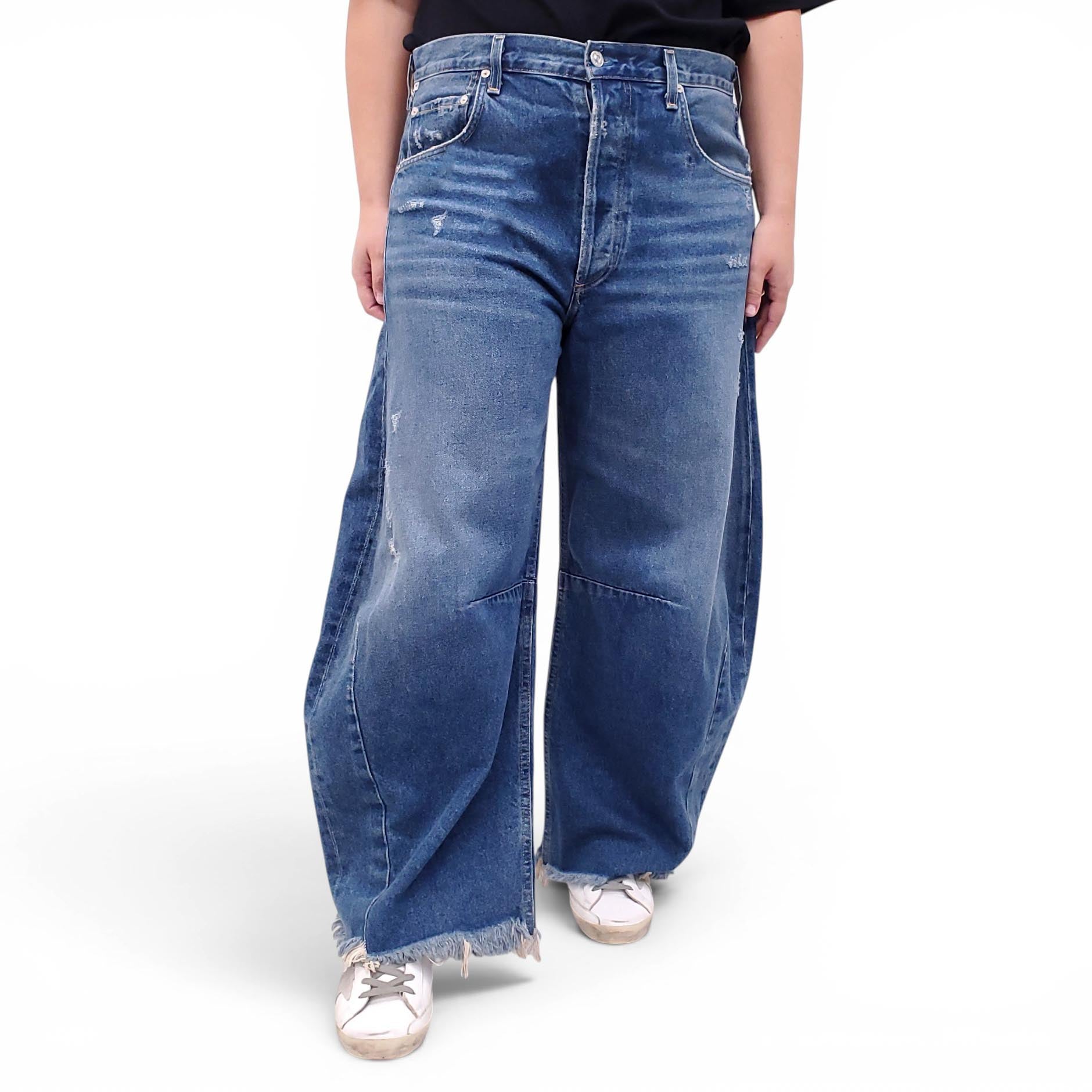 CITIZENS OF HUMANITY MEDIUM BLUE SEMI-DISTRESSED BARREL JEANS - SIZE 32