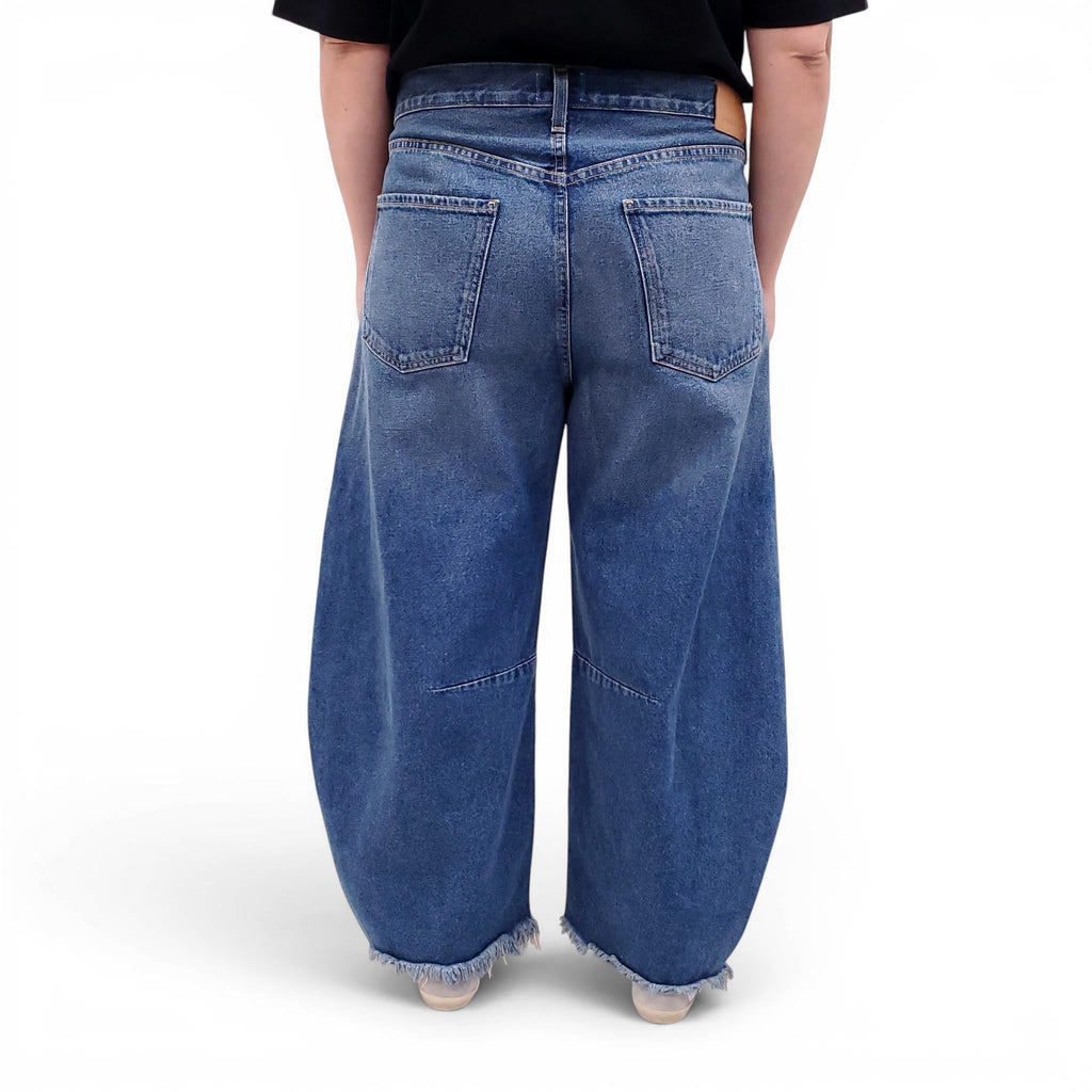 CITIZENS OF HUMANITY MEDIUM BLUE SEMI-DISTRESSED BARREL JEANS - SIZE 32