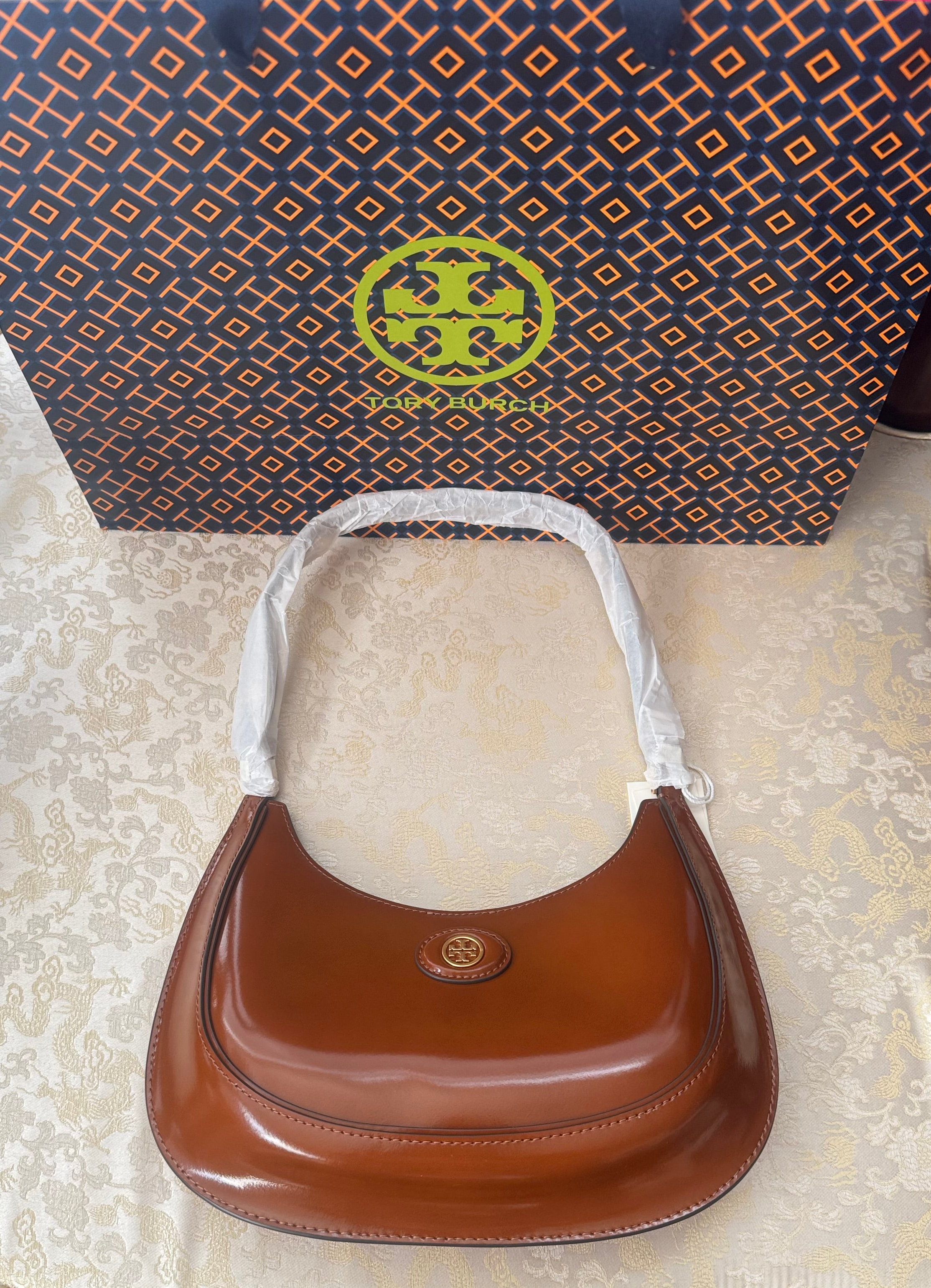 NWT Tory Burch Medium Robinson Spazzolato Convertible Crescent Leather Bag with Dust Bag