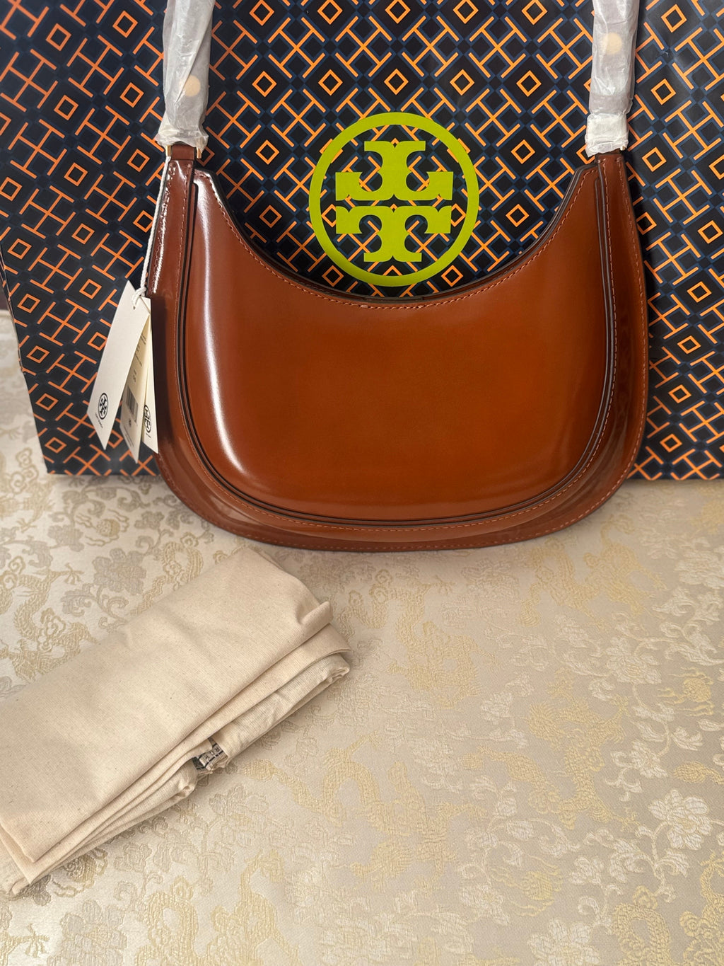 NWT Tory Burch Medium Robinson Spazzolato Convertible Crescent Leather Bag with Dust Bag
