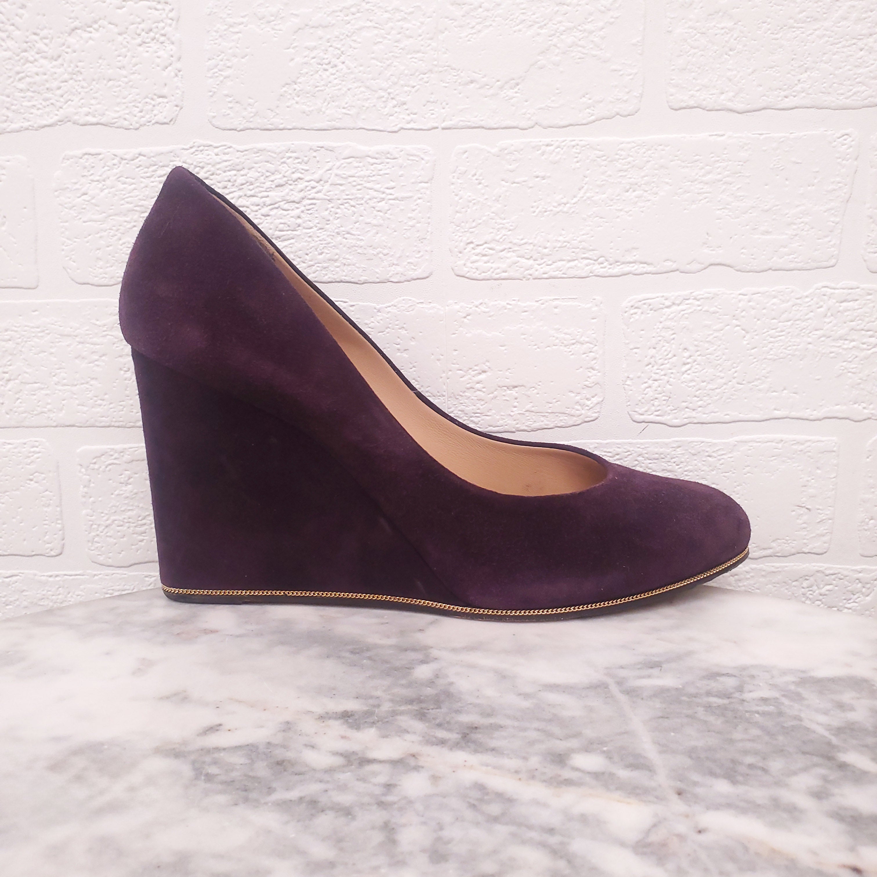 FERRAGAMO PURPLE SUEDE WEDGES WITH GOLD CHAIN DETAIL - SIZE 10.5