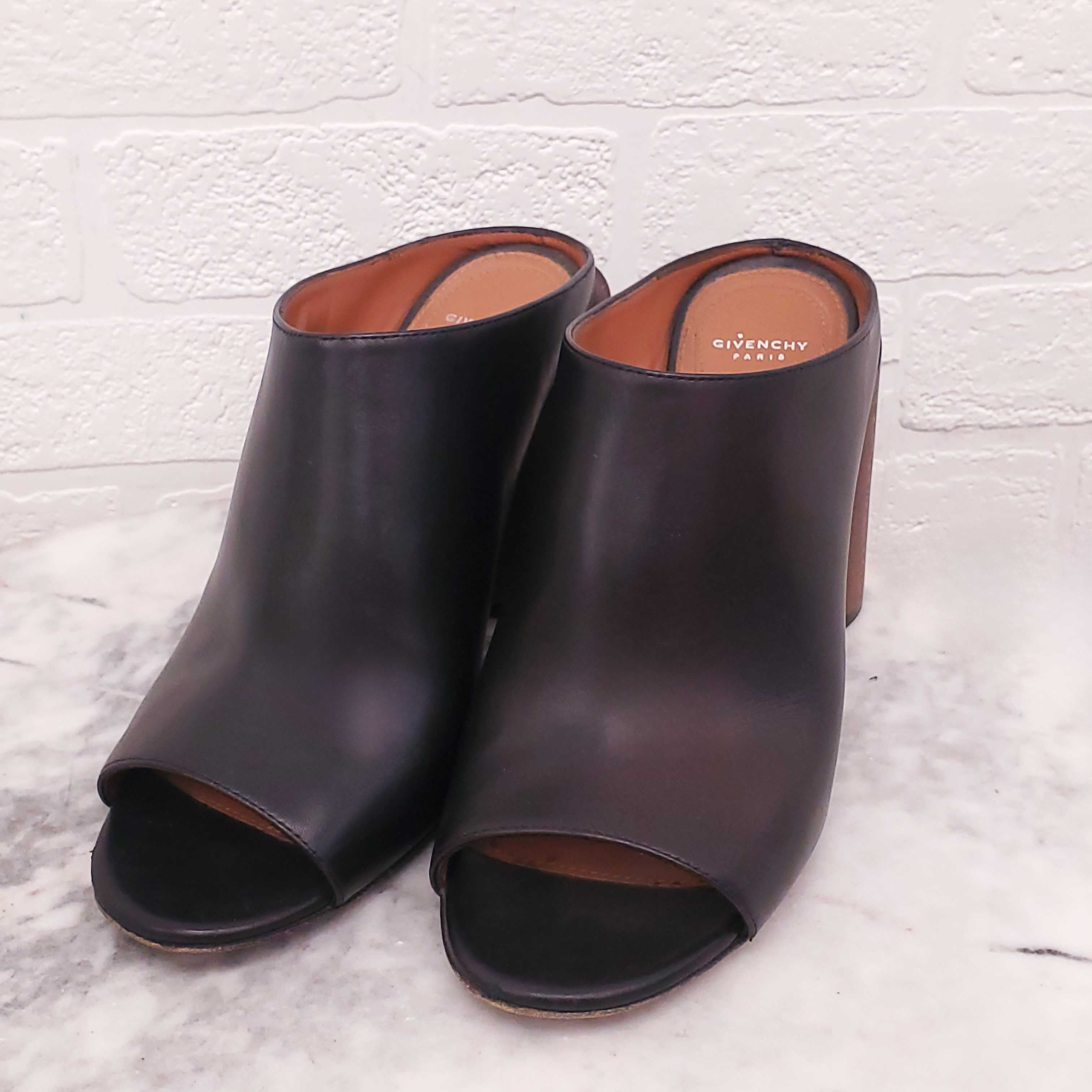 GIVENCHY BLACK LEATHER MULES WITH ROUND WOOD BLOCK HEEL - SIZE 40