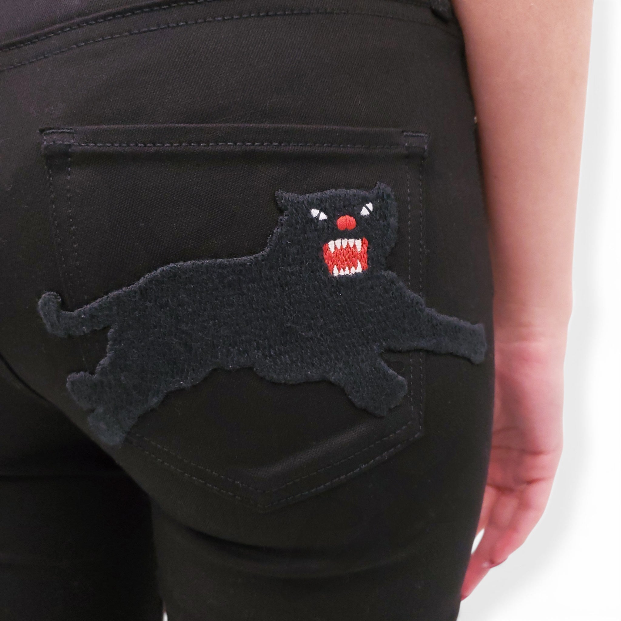GUCCI BLACK JEANS WITH EMBROIDERED PANTHER DETAIL - SIZE 27