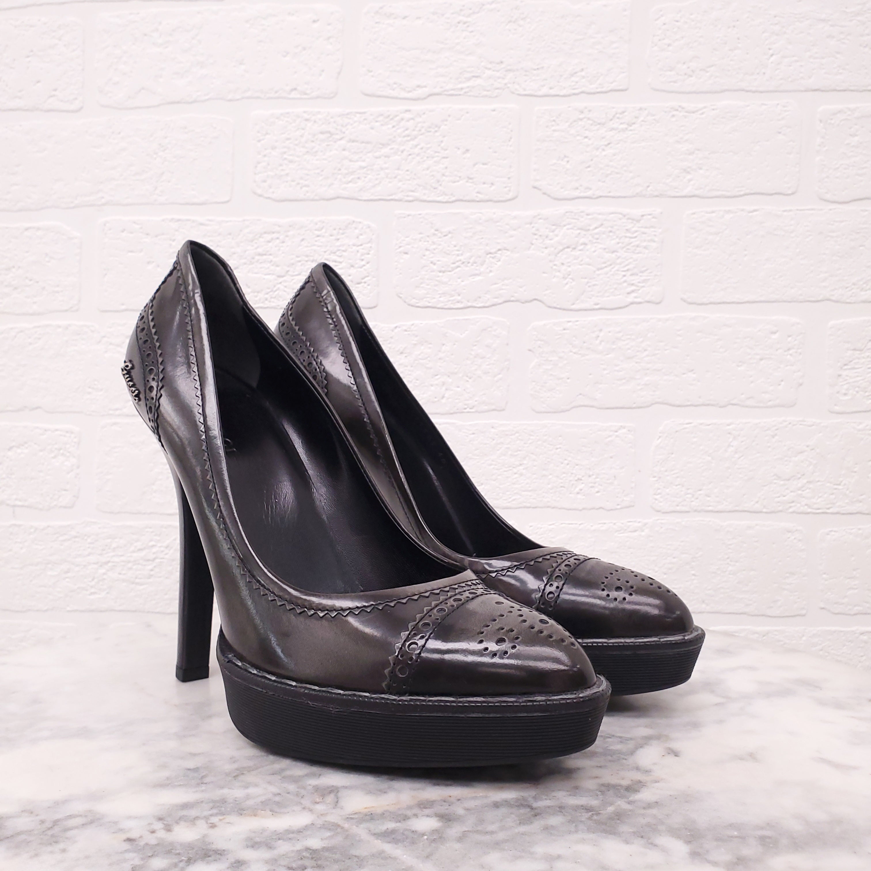 GUCCI GREY LEATHER SPECTATOR HEELS - SIZE 40