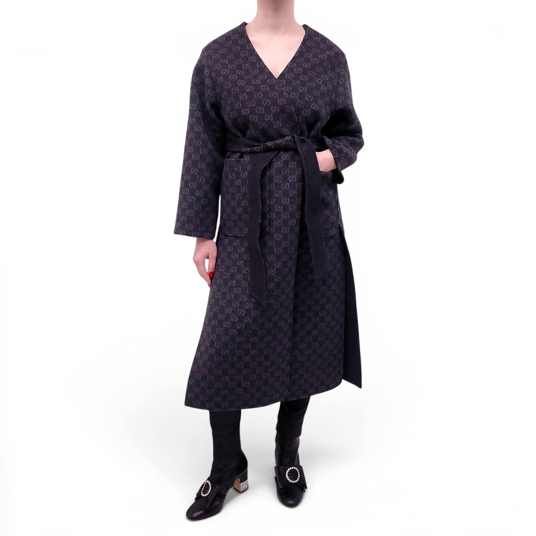 GUCCI GREY REVERSIBLE WOOL BLEND GG LOGO COAT WITH BELT - SIZE 36