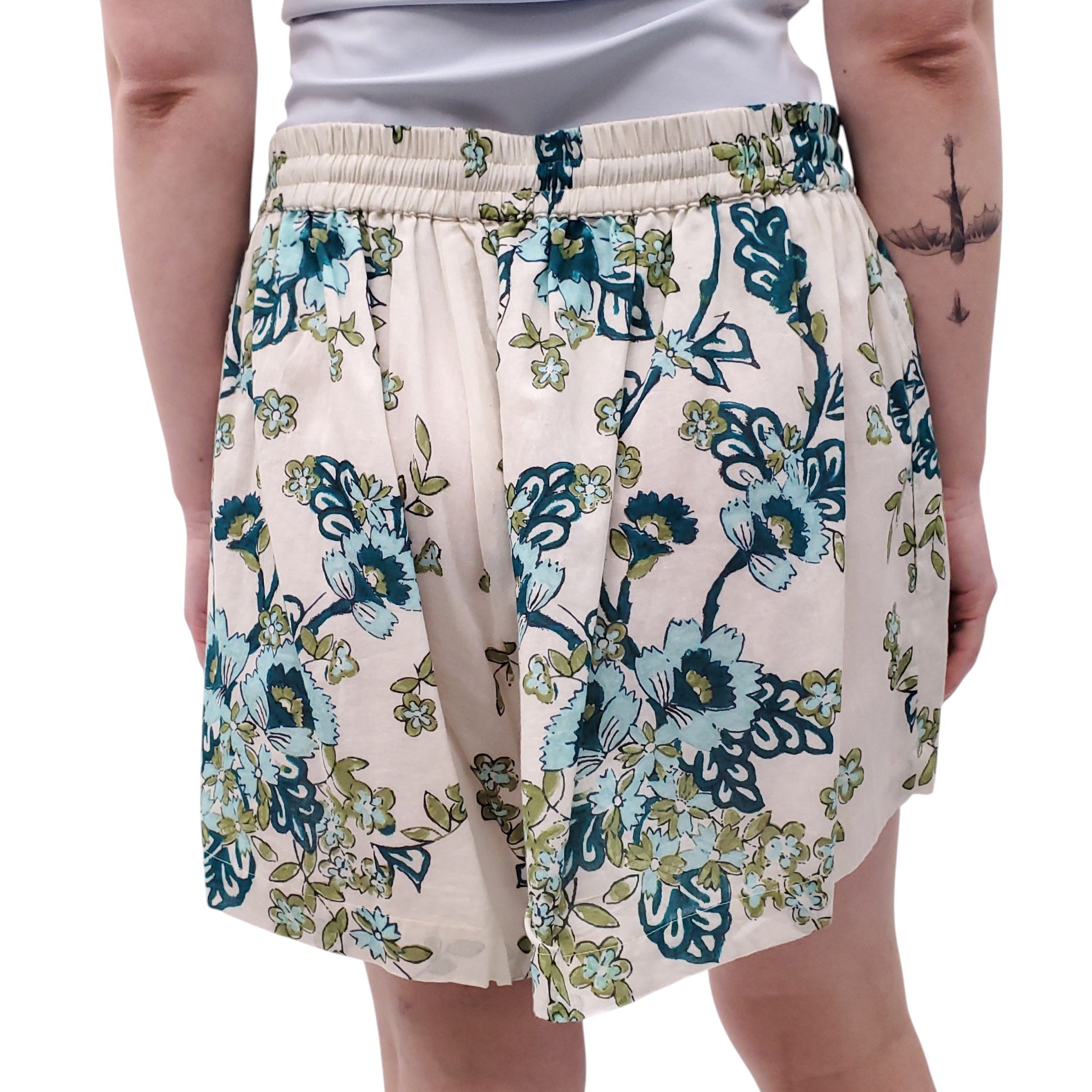 HANNAH ARTWEAR SHORTS - SIZE 3/L