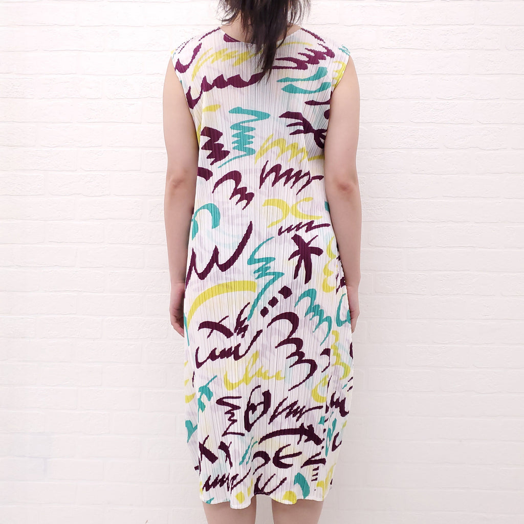 ISSEY MIYAKE WHITE PATTERNED 'FIZZY PLEATS PLEASE' DRESS - SIZE 2