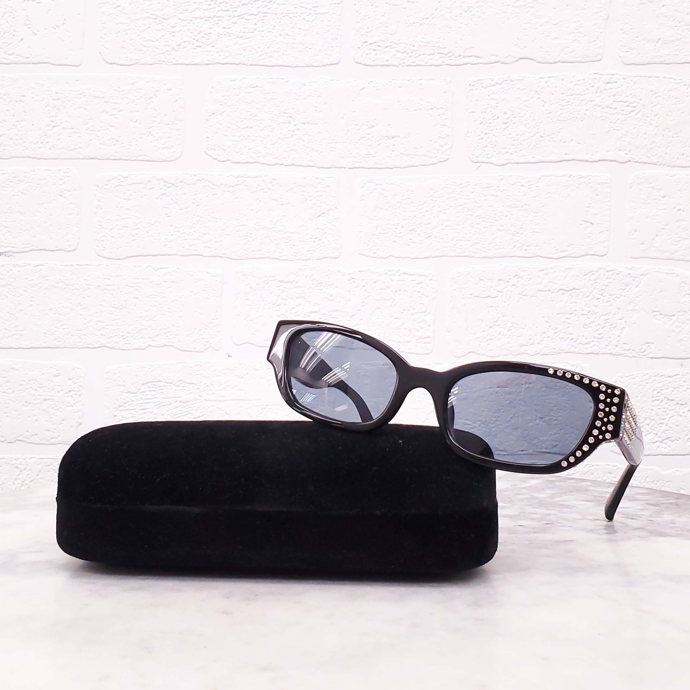 MAGDA BUTRYM BLACK SUNGLASSES WITH CRYSTALS