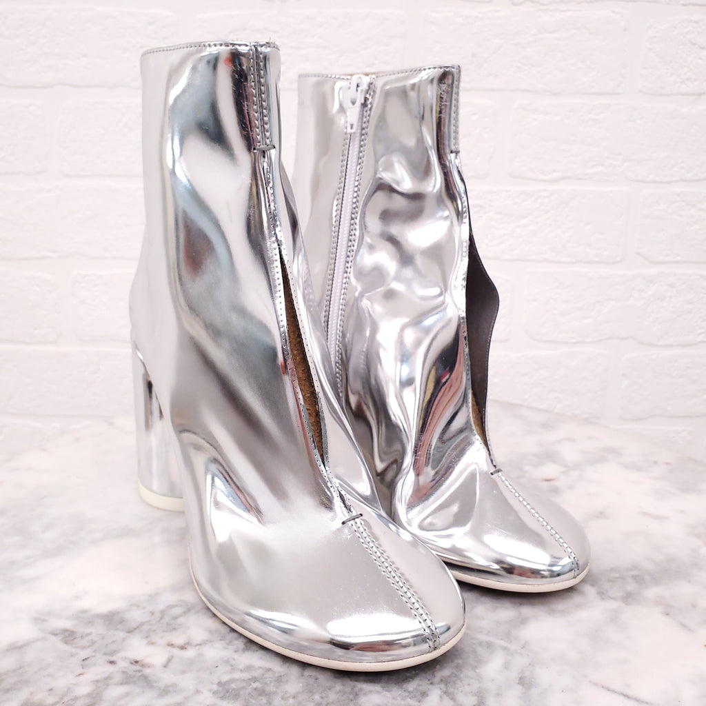 MAISON MARGIELA SILVER PATENT HEELS WITH SPLIT DETAIL - SIZE 38