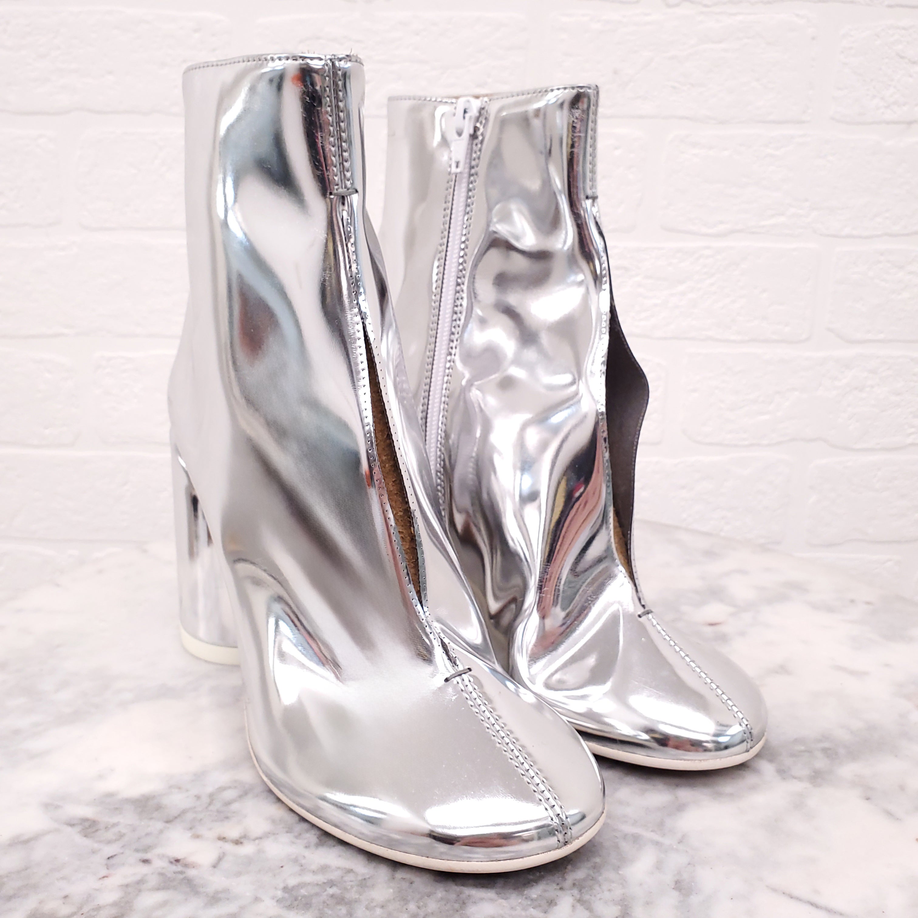 MAISON MARGIELA SILVER PATENT HEELS WITH SPLIT DETAIL - SIZE 38