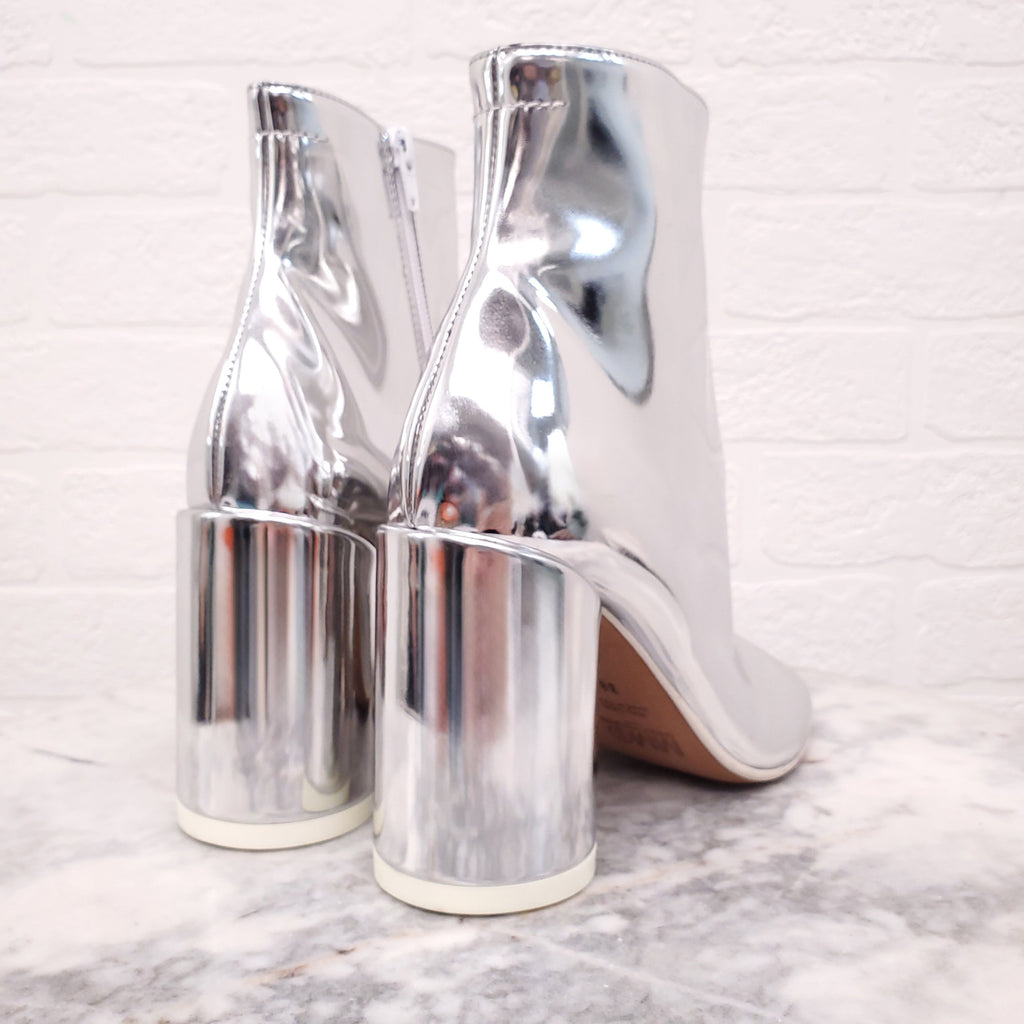 MAISON MARGIELA SILVER PATENT HEELS WITH SPLIT DETAIL - SIZE 38