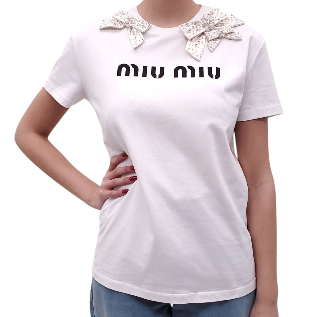 MIU MIU WHITE LOGO T-SHIRT WITH CRYSTAL AND PEARL BOW DETAILS - SIZE M