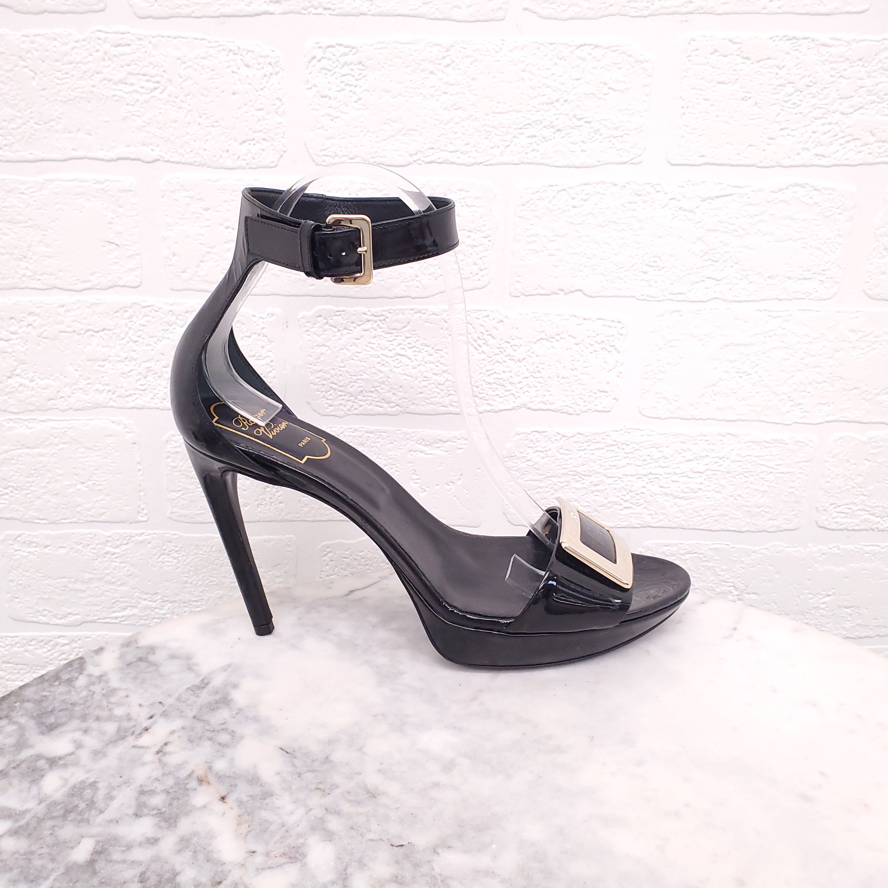 ROGER VIVIER BLACK PATENT HEELS - SIZE 39