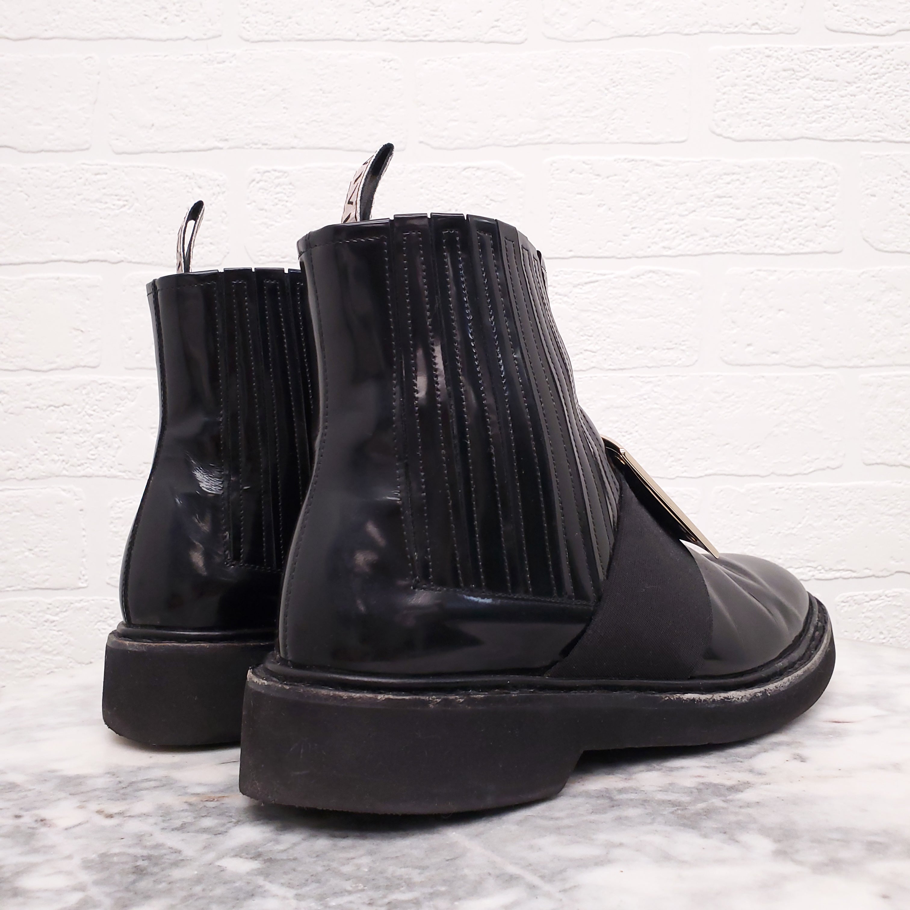 ROGER VIVIER 'CHELSEA VIV' LEATHER ANKLE BOOTS - SIZE 36.5