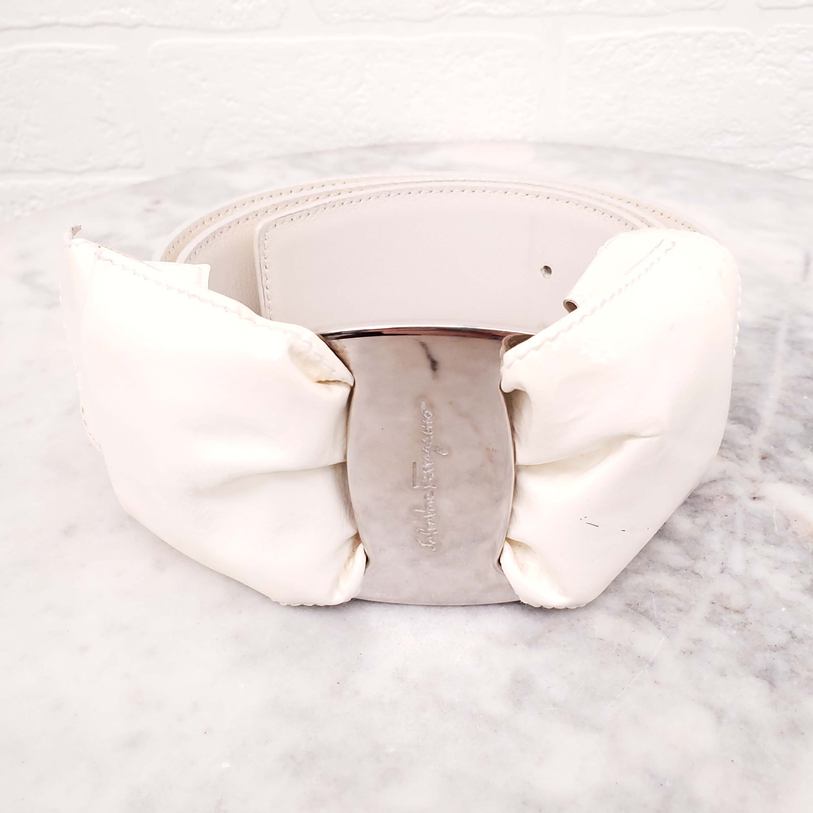 SALVATORE FERRAGAMO WHITE PATENT BOW LOGO BELT - SIZE 85