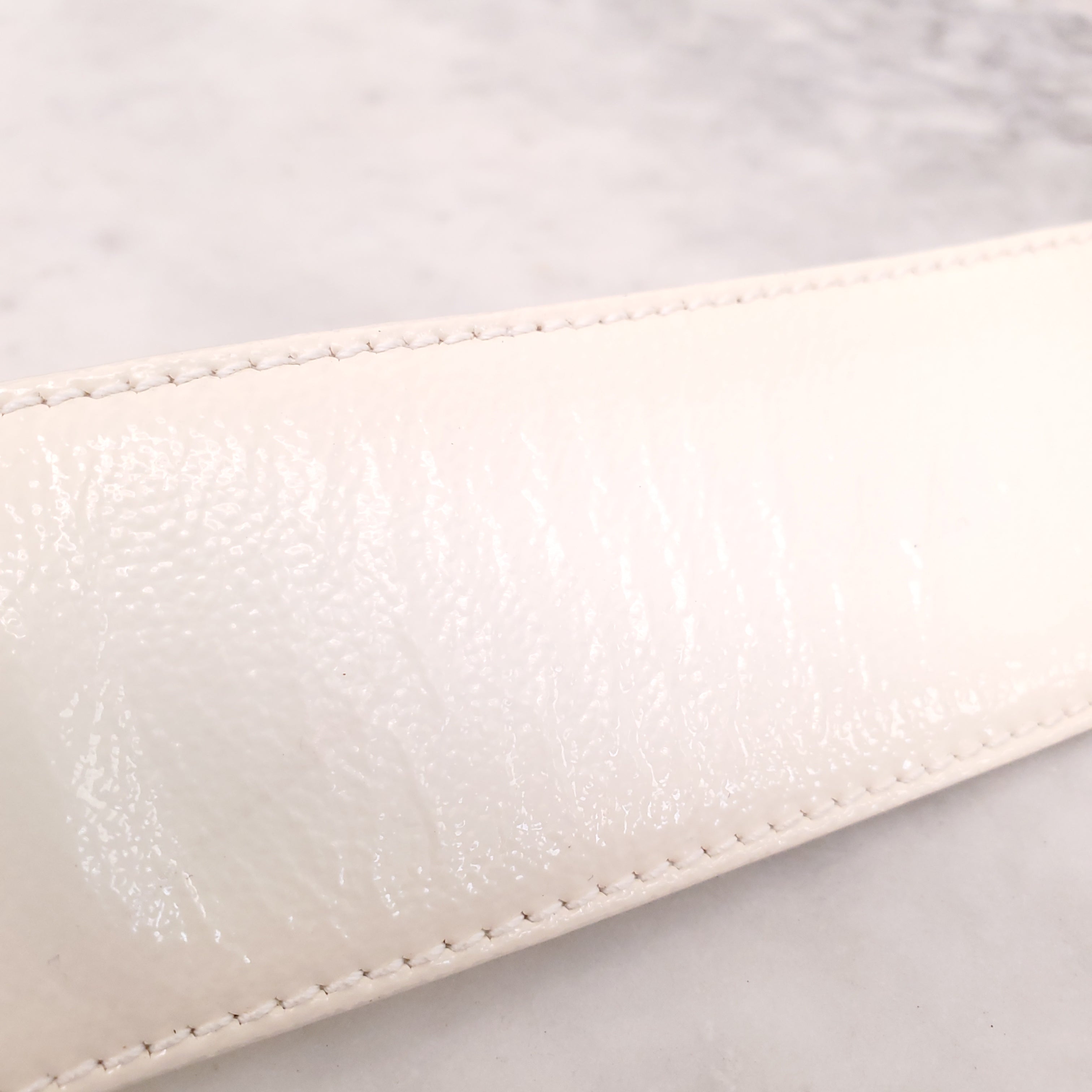 SALVATORE FERRAGAMO WHITE PATENT BOW LOGO BELT - SIZE 85