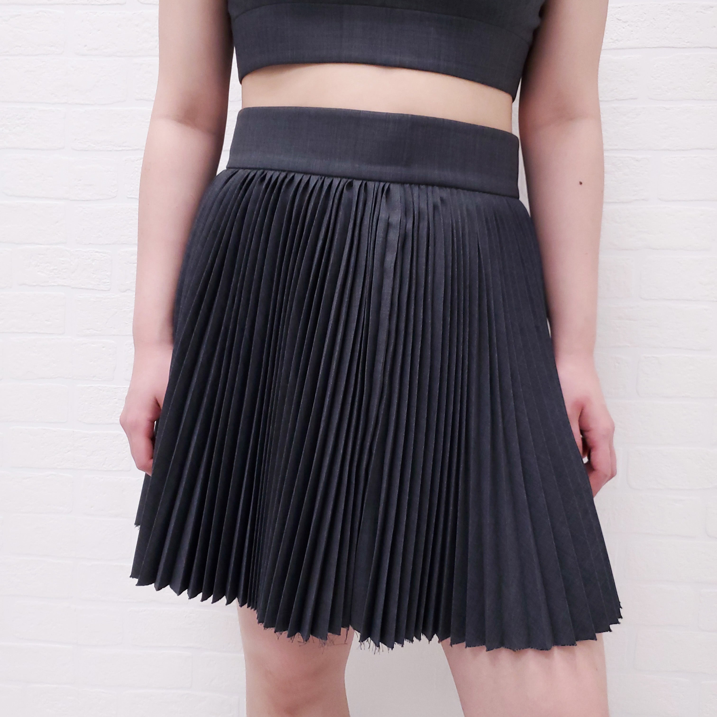 SHUSHU/TONG GREY PLEATED SKIRT SET WITH MATCHING BRALET- SIZE 6 (UK 12)