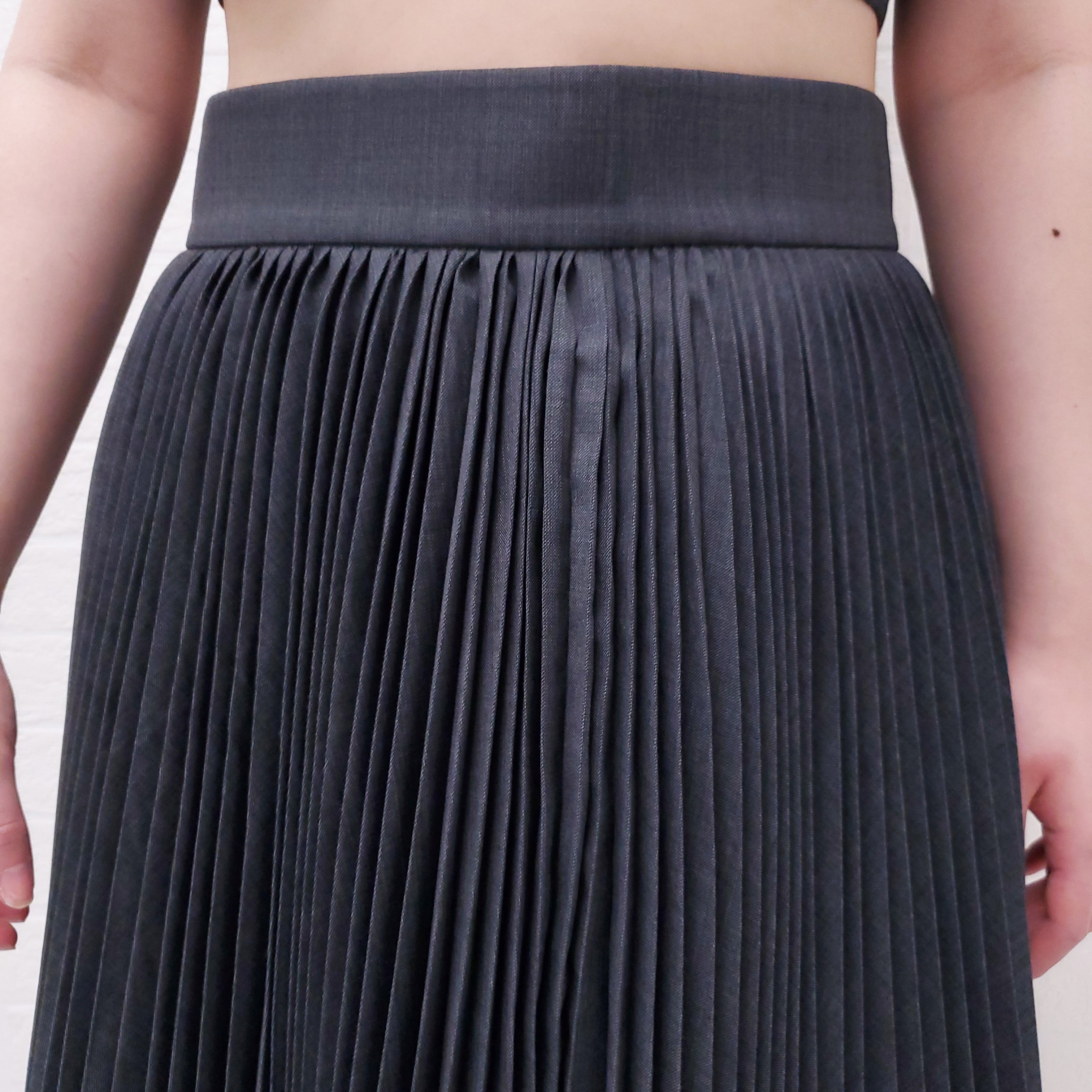 SHUSHU/TONG GREY PLEATED SKIRT SET WITH MATCHING BRALET- SIZE 6 (UK 12)