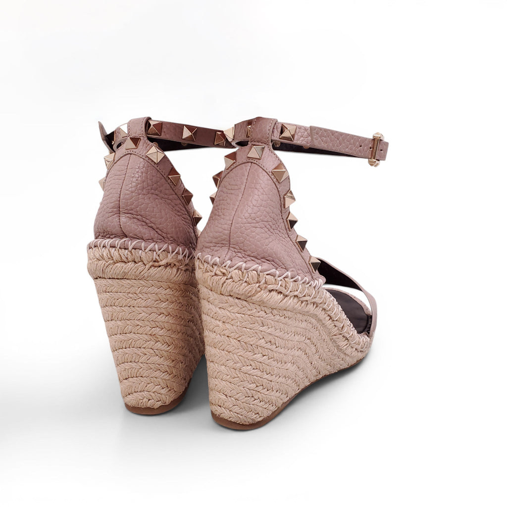 VALENTINO BLUSH PINK RAFFIA ROCKSTUD WEDGES - SIZE 39