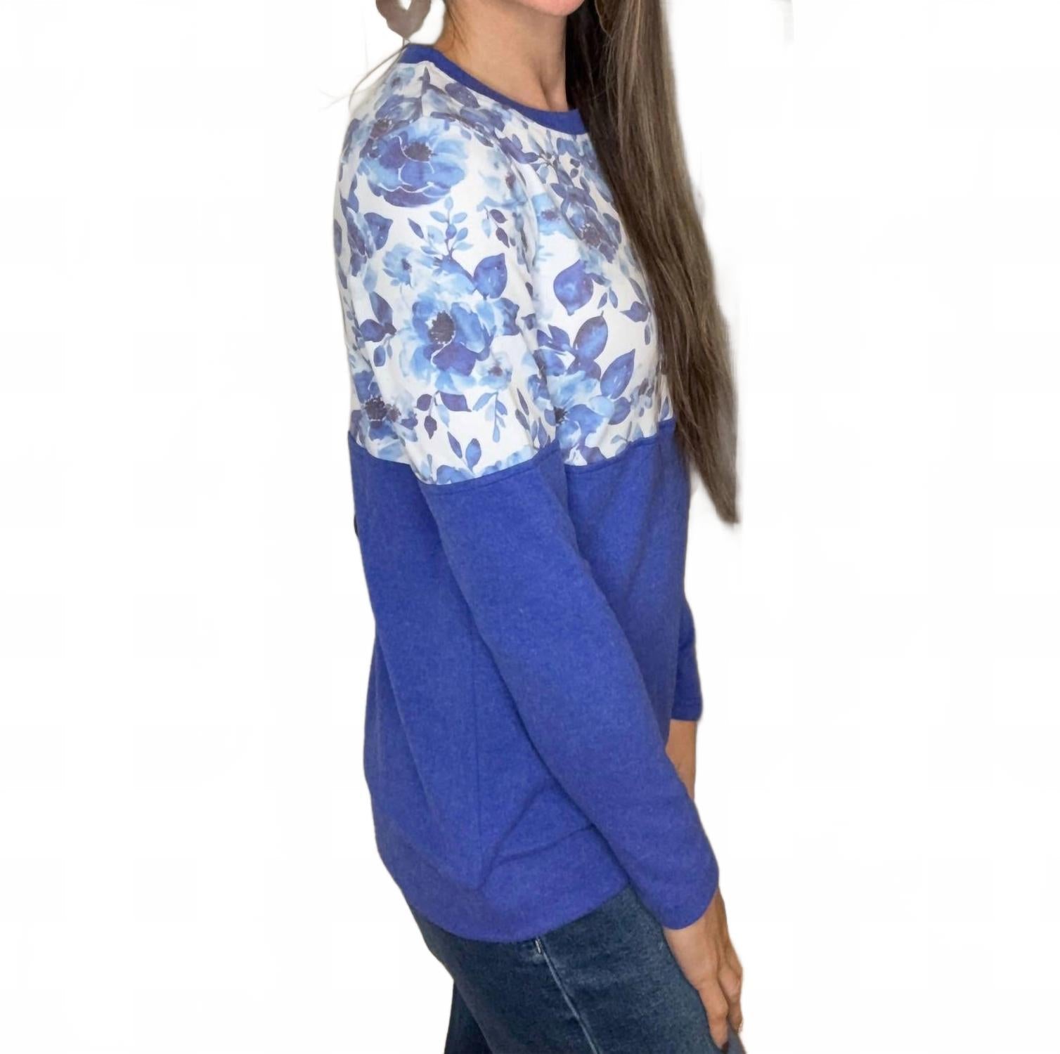 Natalie Pullover Top In Sapphire Floral