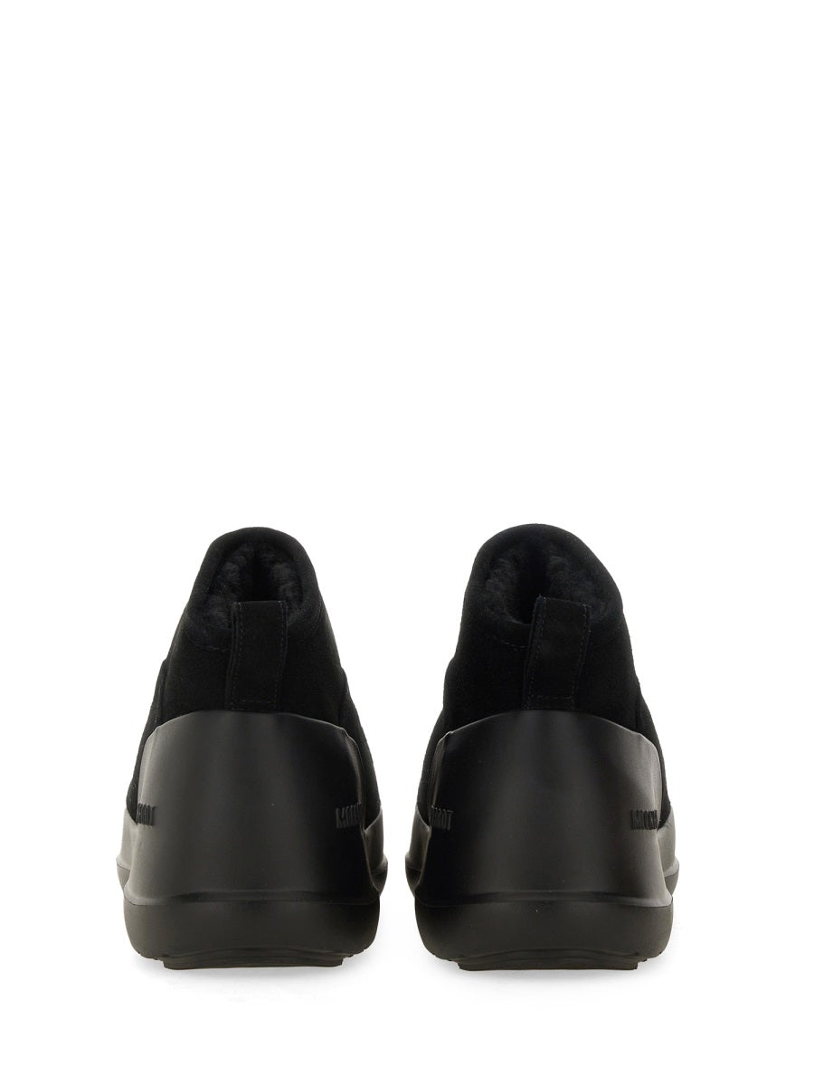 Low Ankle Black Boot With Streamlined Silhouette