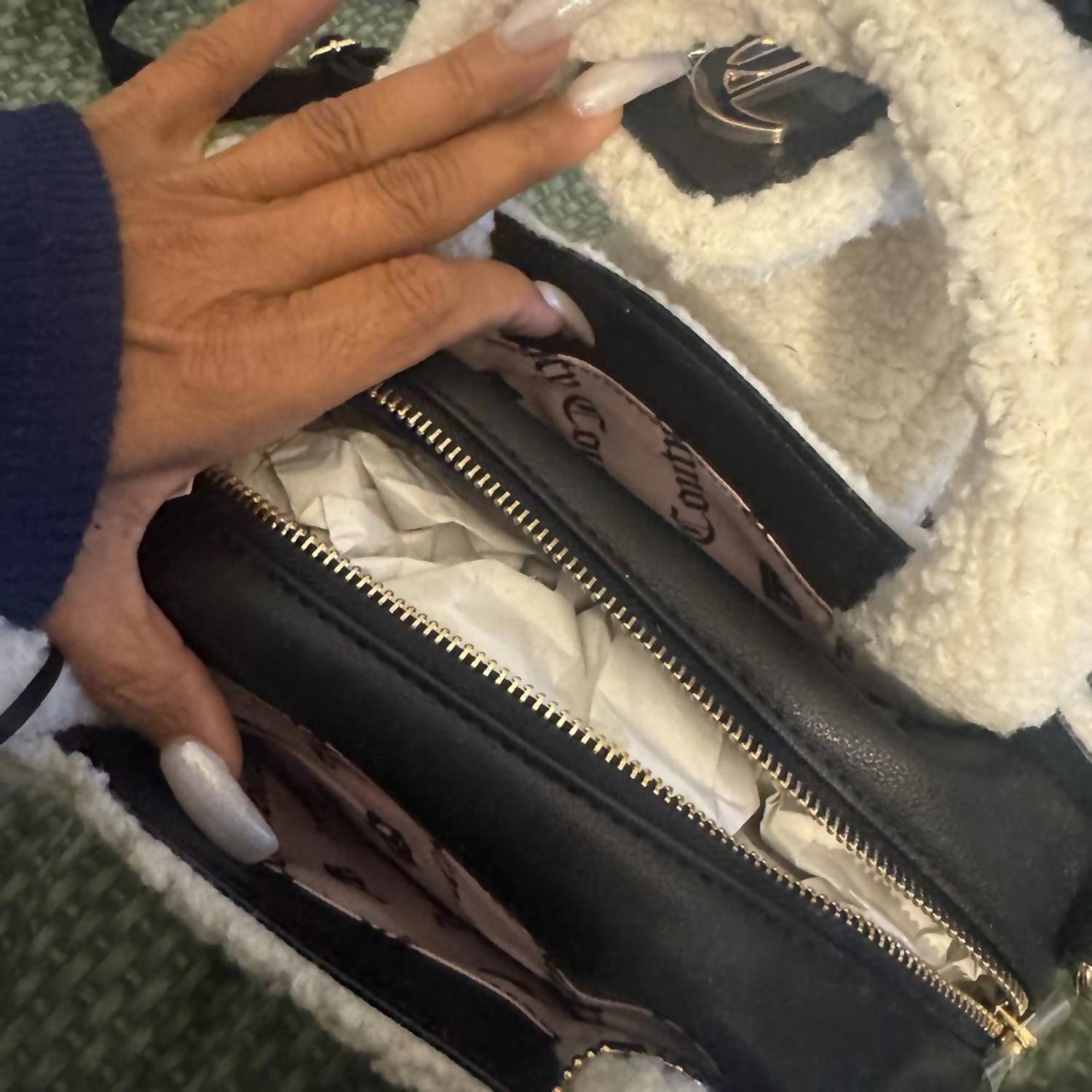 Women's Chic Handbag In Black And White