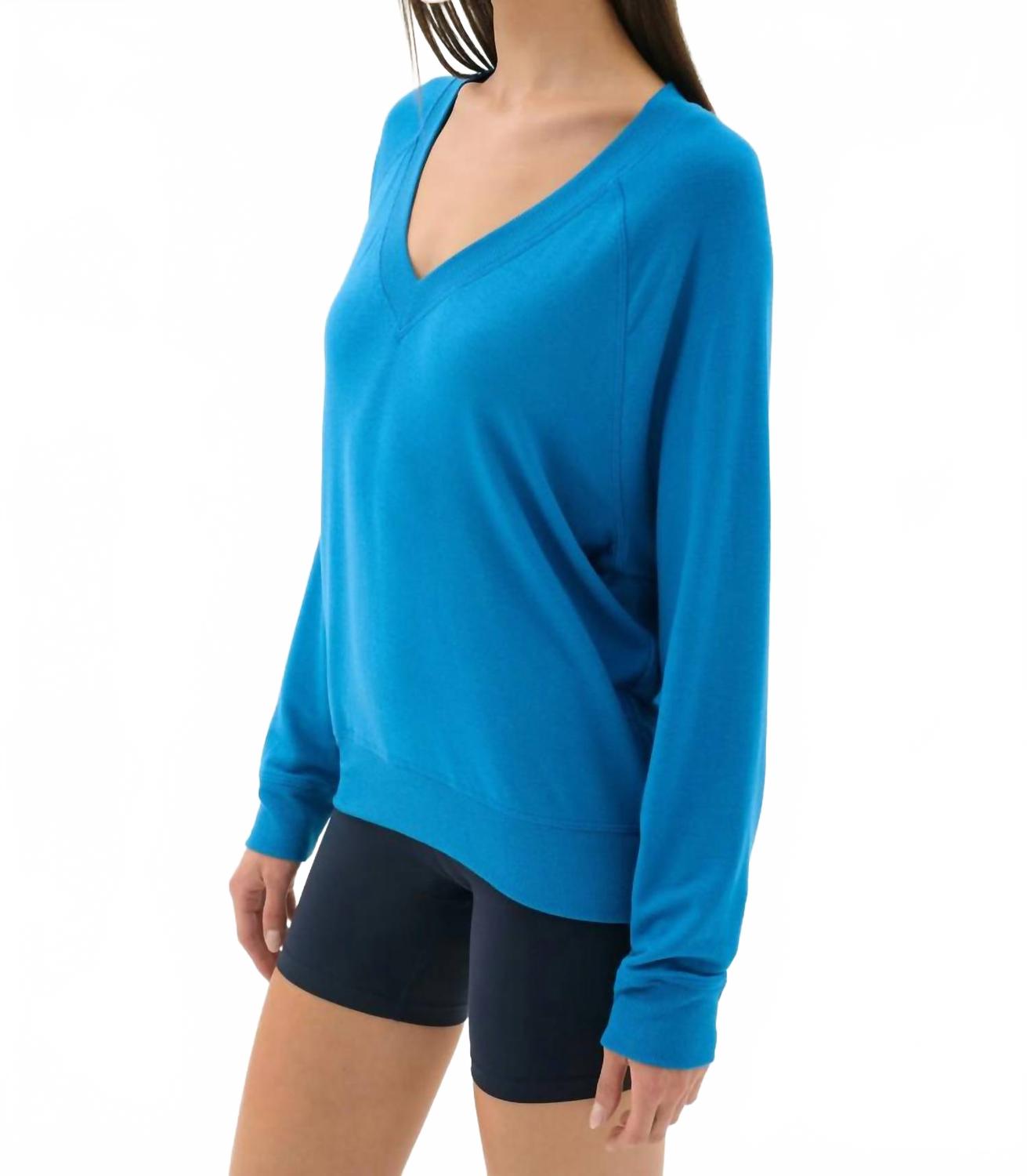 Bennie V-Neck Sweatshirt In Stone Blue