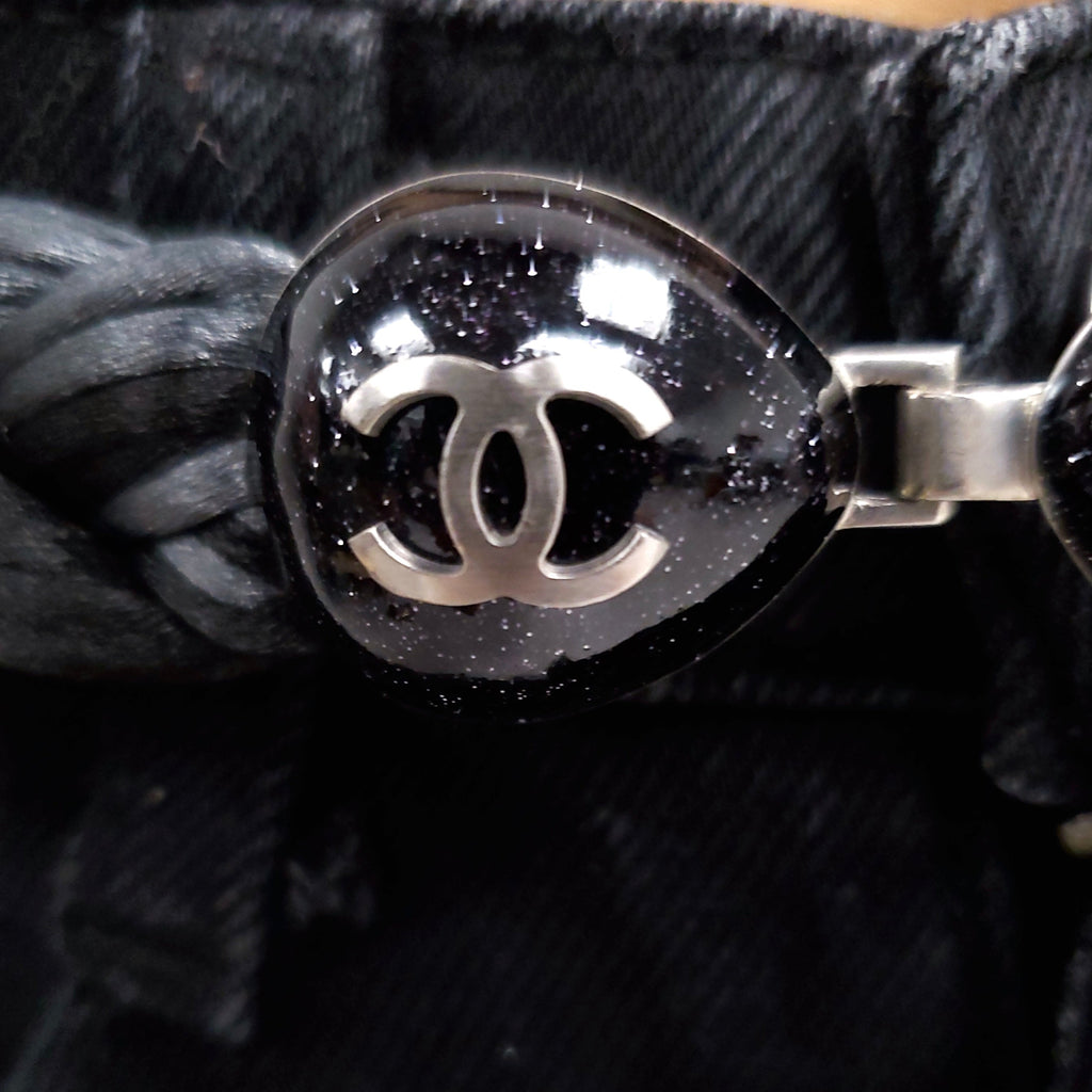 CHANEL BLACK AND GREY WOVEN BELT WITH LOGO CLASP - SIZE 100