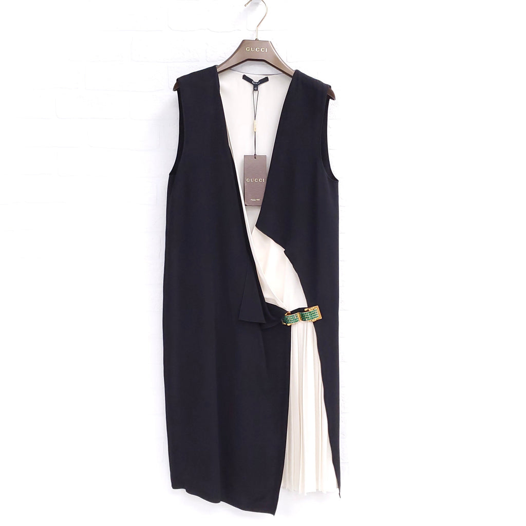 GUCCI BLACK & CREAM PLEATED DRESS WITH GREEN CRYSTAL CLASP ($6900) - SIZE 42