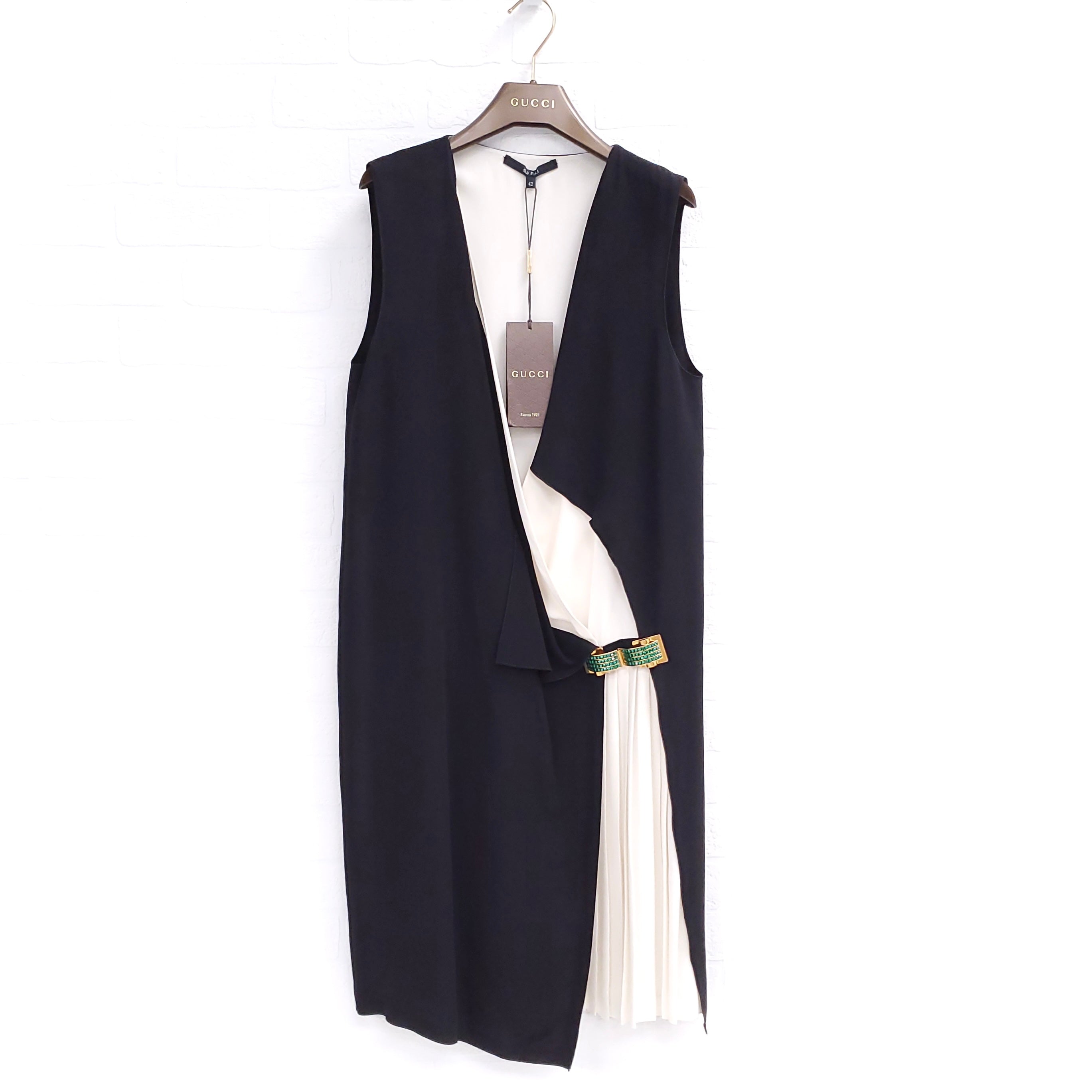 GUCCI BLACK & CREAM PLEATED DRESS WITH GREEN CRYSTAL CLASP ($6900) - SIZE 42